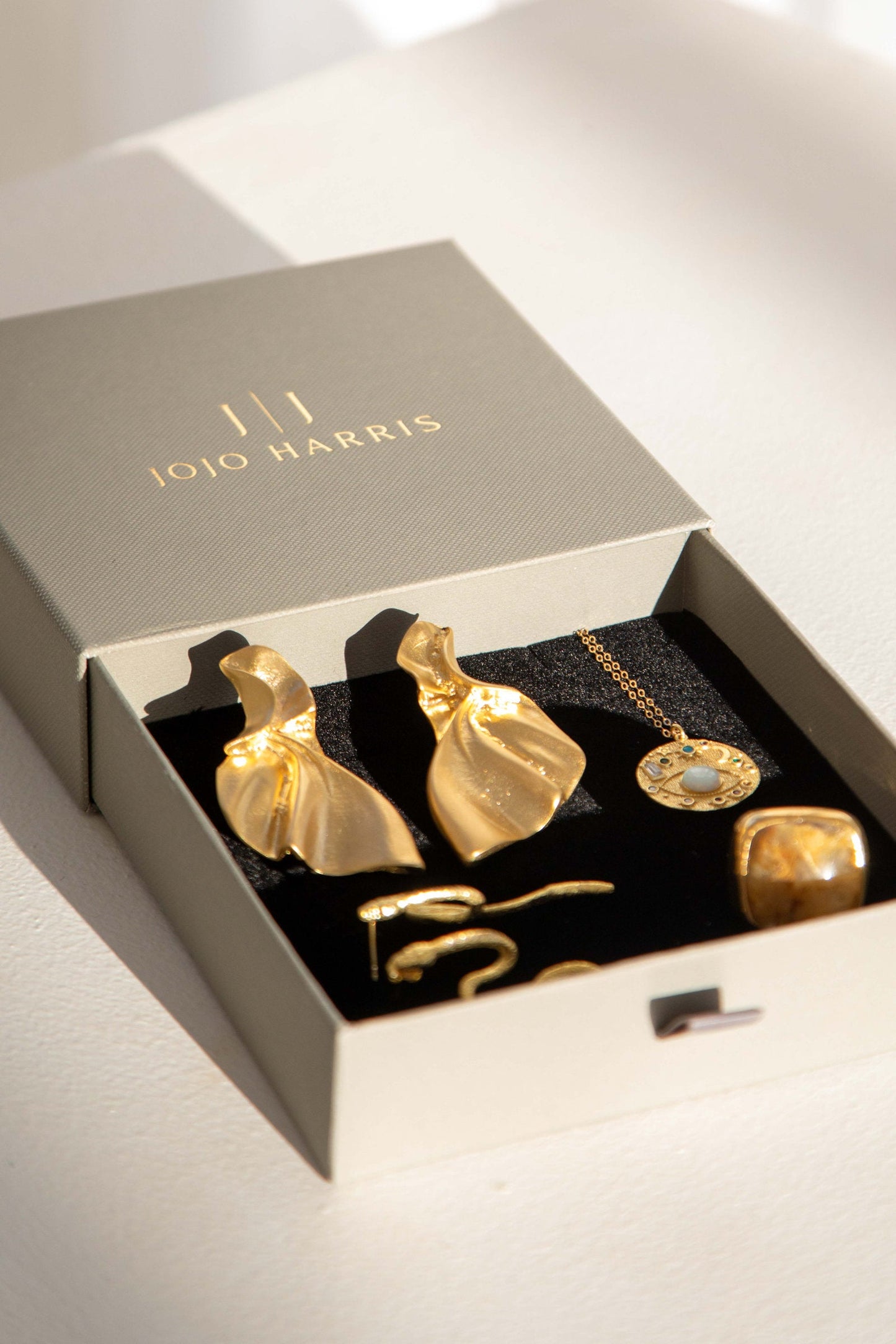 Festive Treasures: Jewellery Gifts to Treasure This Christmas