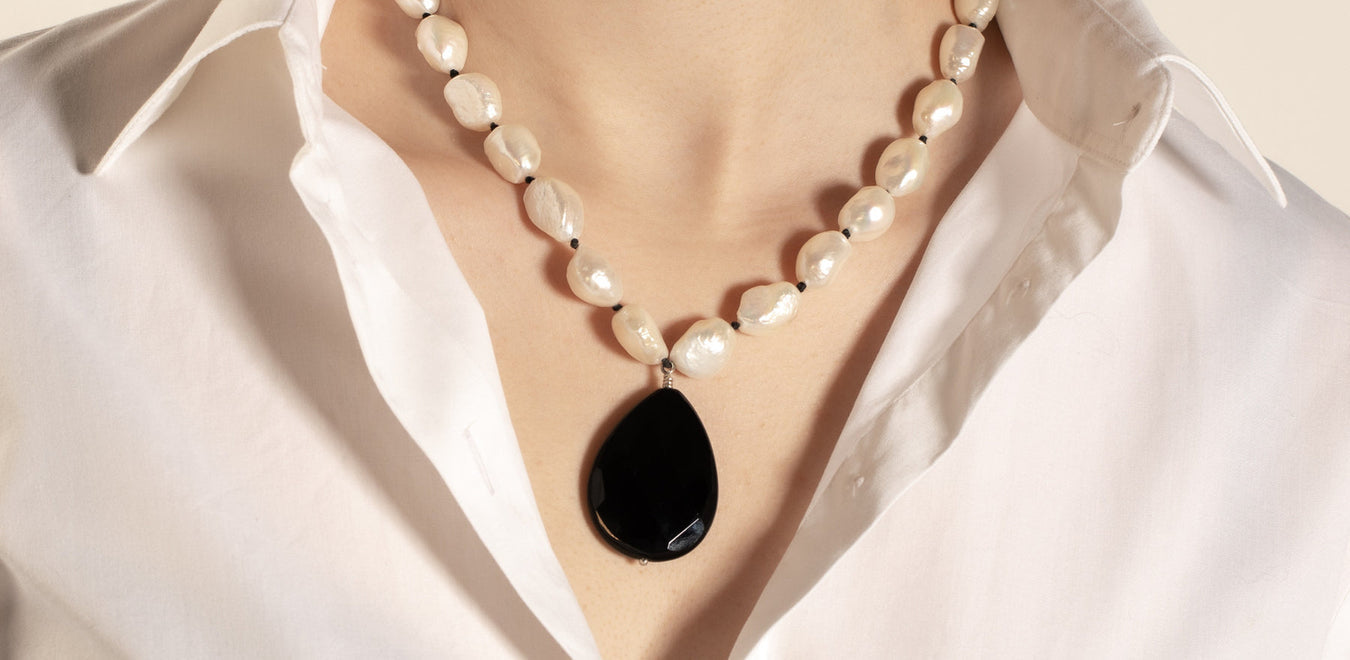 Agate collection, Audrey baroque pearl necklace with black agate drop