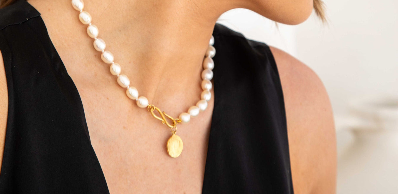 Luxury gifts, Helena pearl necklace with gold coin