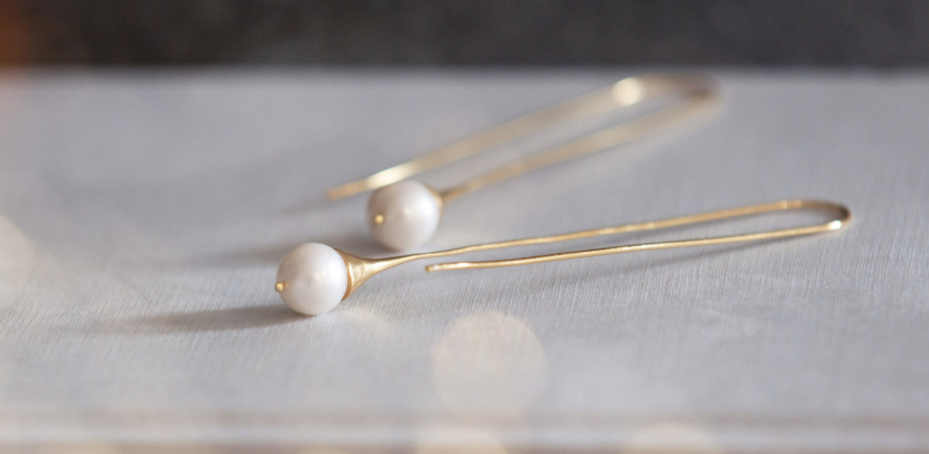 Pearly Queens collection, Grace drop pearl earring in gold